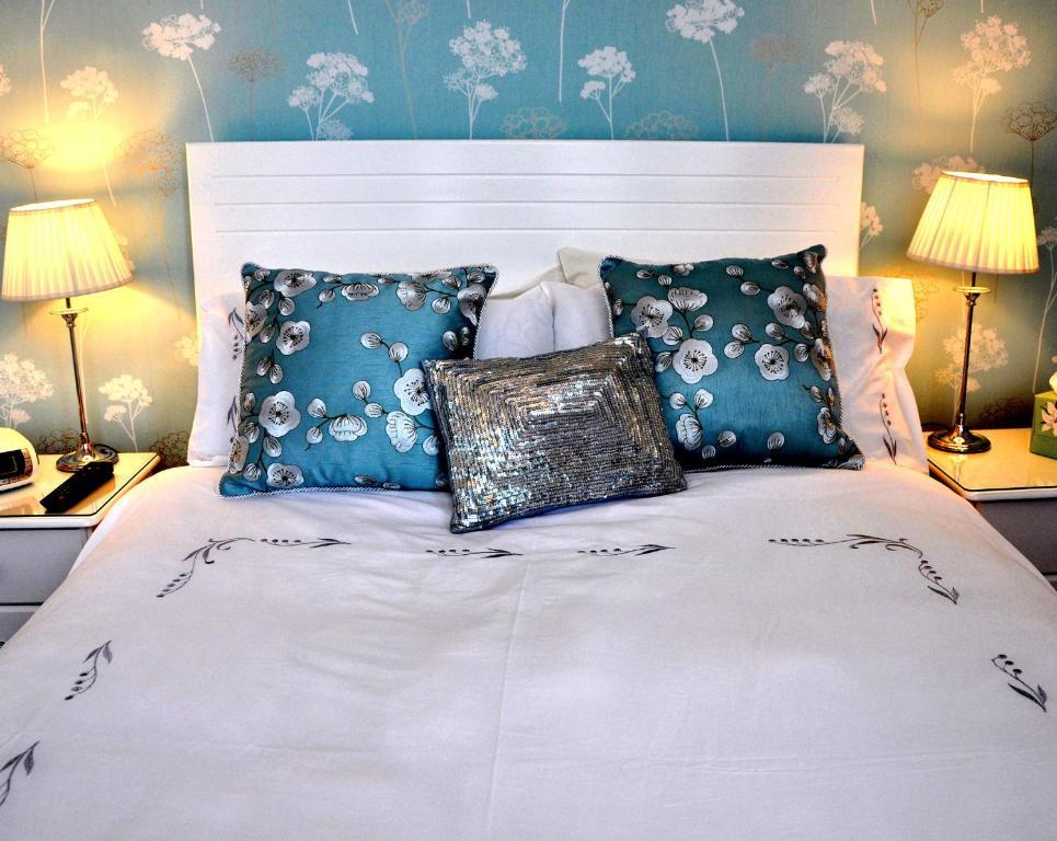 Hotel Balincourt Bournemouth Pokój zdjęcie A bed with cushions