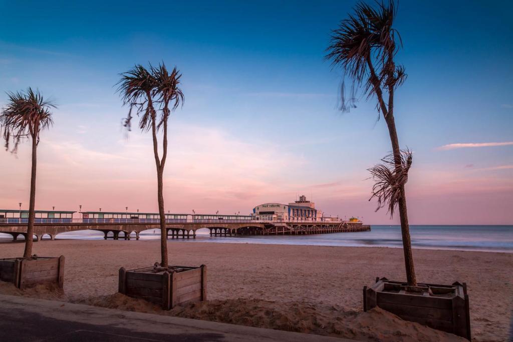 Hotel Balincourt Bournemouth Zewnętrze zdjęcie The beach at the end of the boardwalk