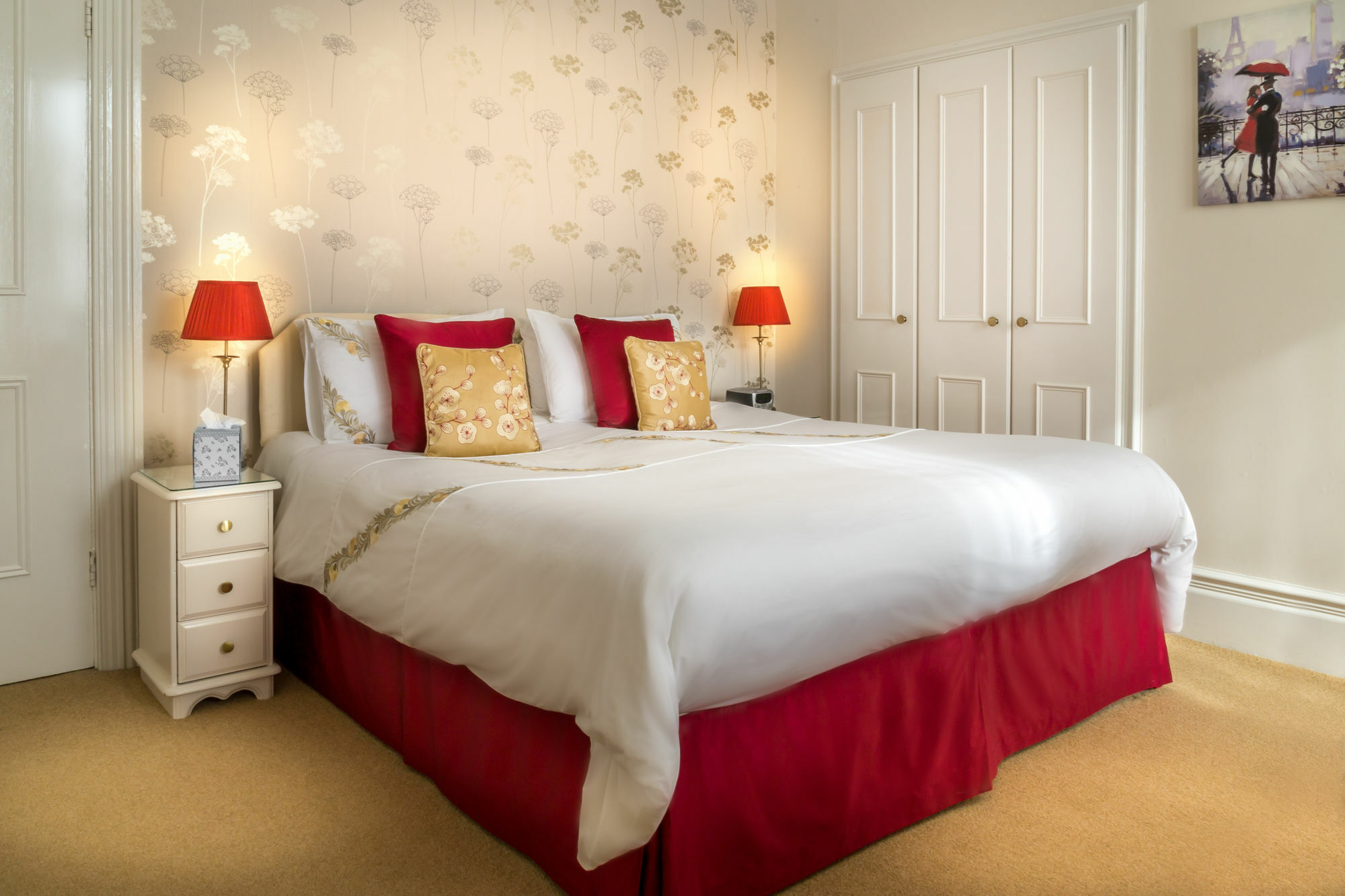 Hotel Balincourt Bournemouth Zewnętrze zdjęcie A bed with a bed skirt