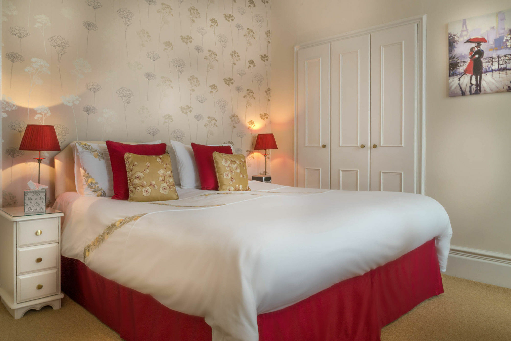 Hotel Balincourt Bournemouth Zewnętrze zdjęcie A bed with a bed skirt